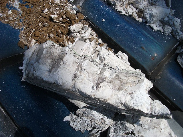 割って取り外した漆喰